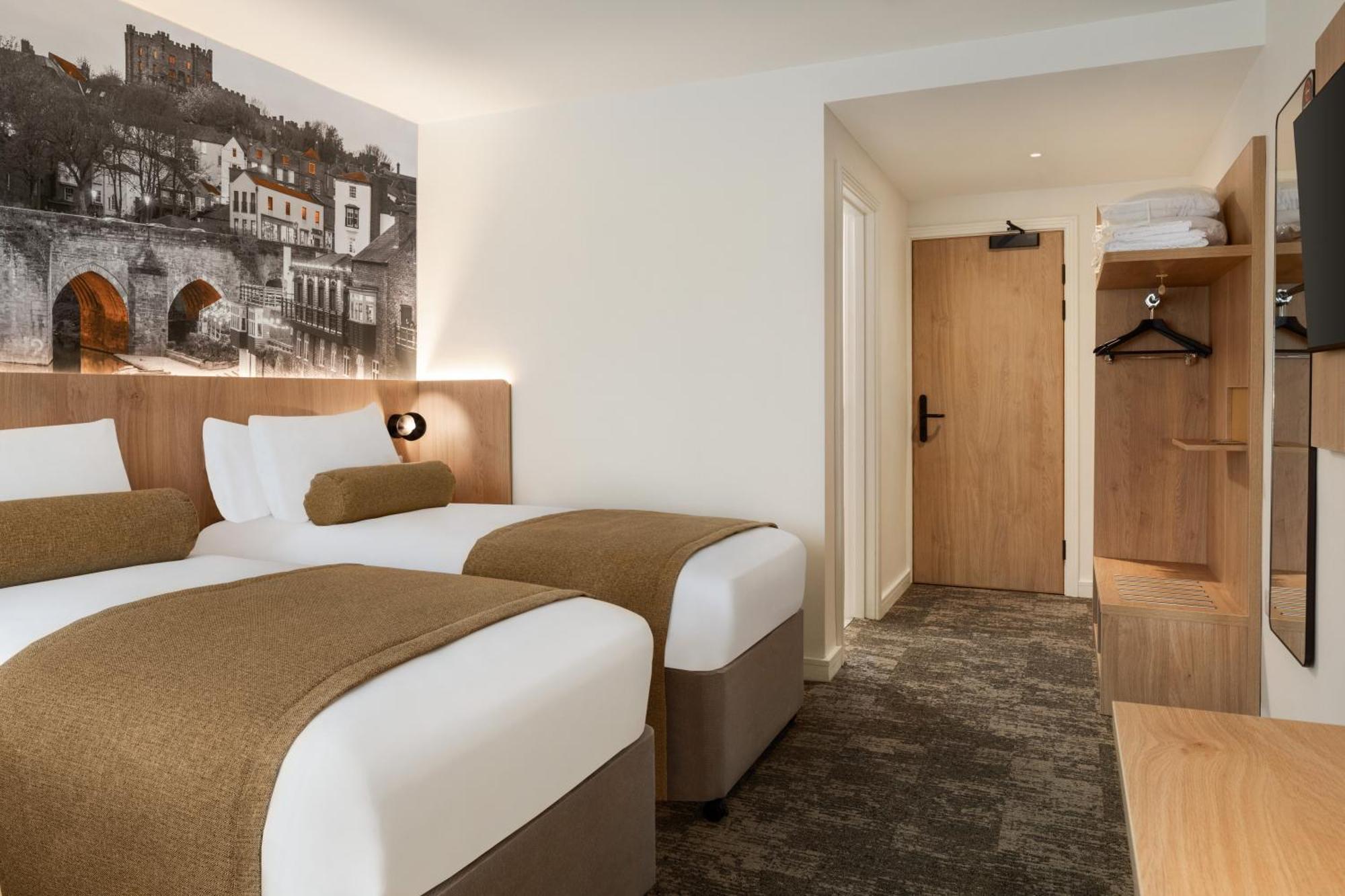 Super 8 By Wyndham Durham Hotel Екстериор снимка