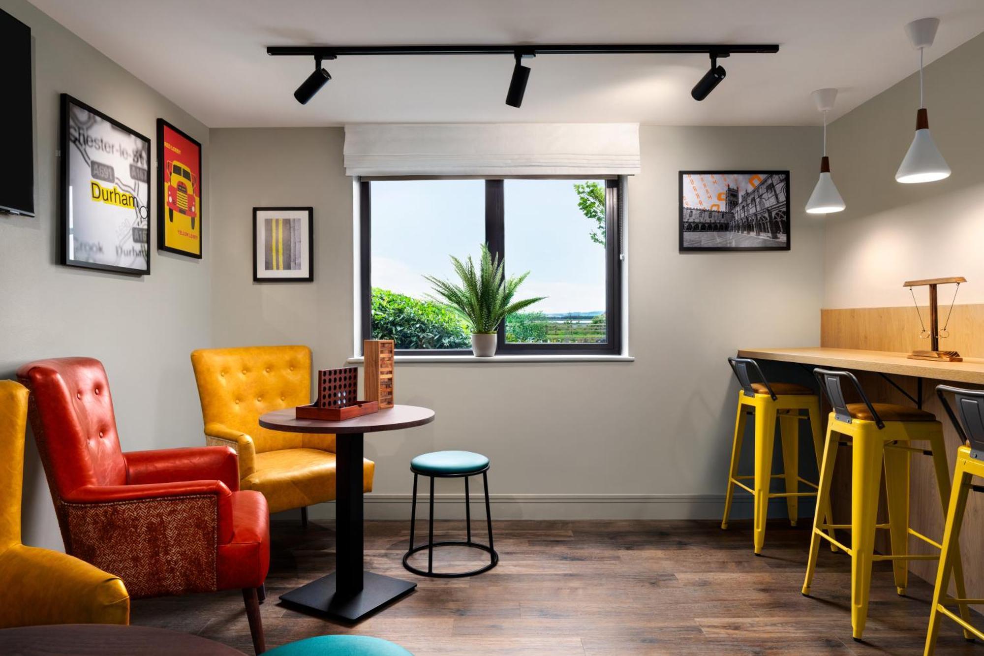 Super 8 By Wyndham Durham Hotel Екстериор снимка