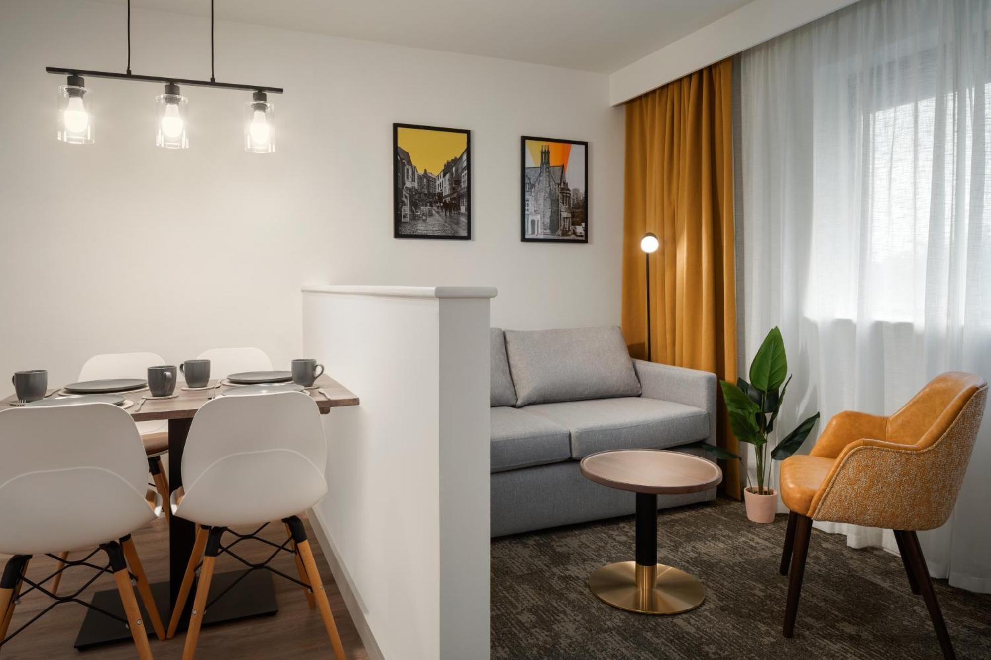 Super 8 By Wyndham Durham Hotel Екстериор снимка