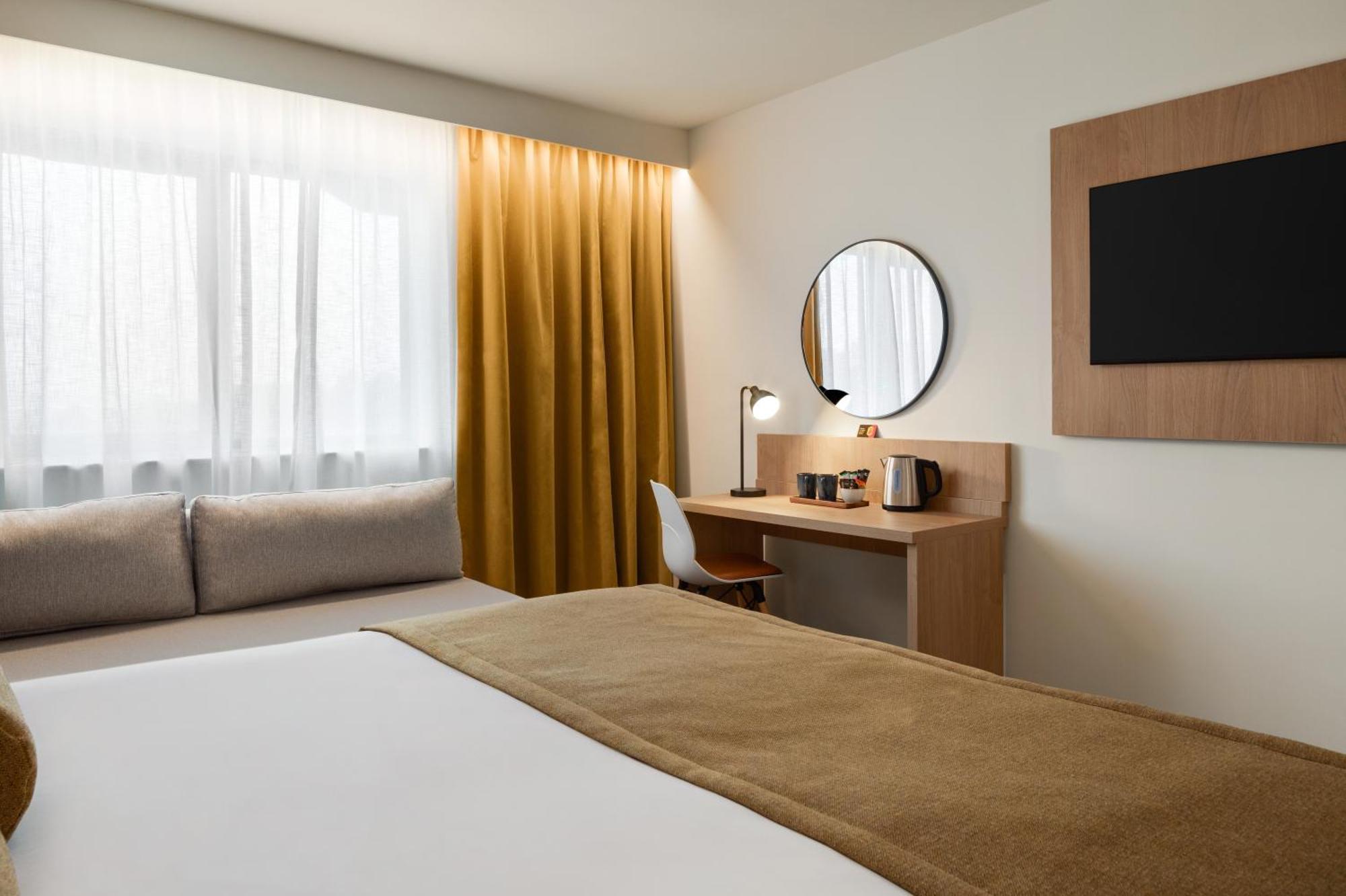 Super 8 By Wyndham Durham Hotel Екстериор снимка