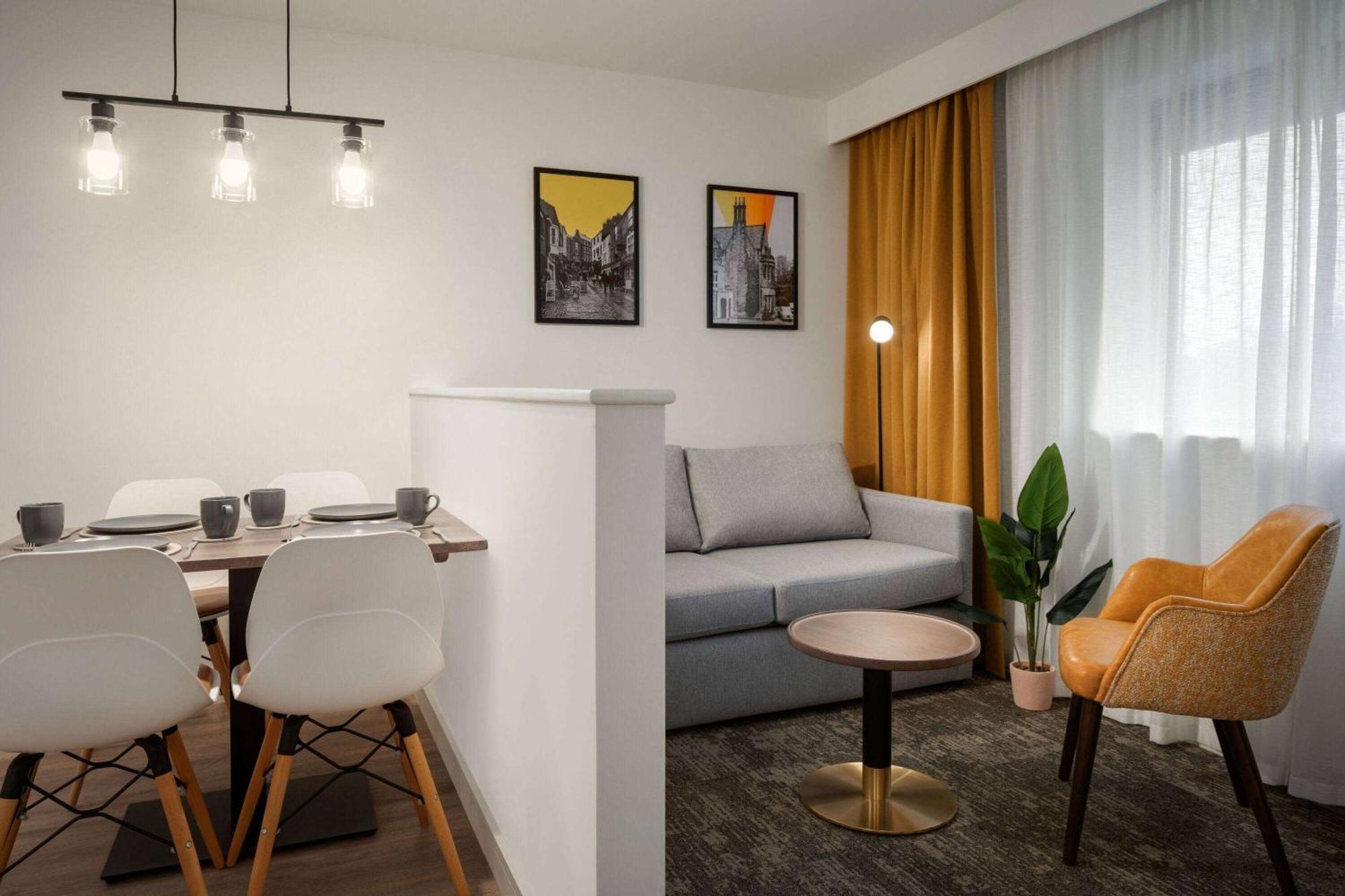 Super 8 By Wyndham Durham Hotel Екстериор снимка