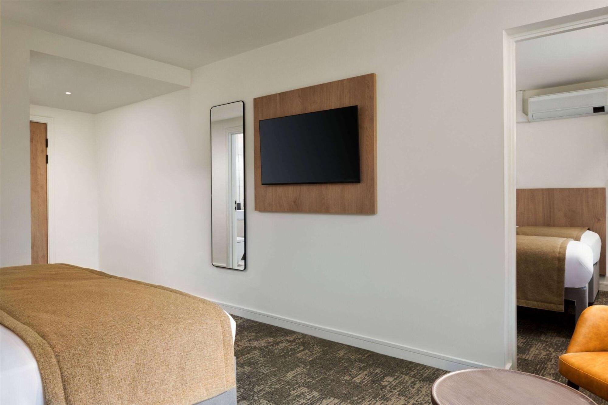 Super 8 By Wyndham Durham Hotel Екстериор снимка