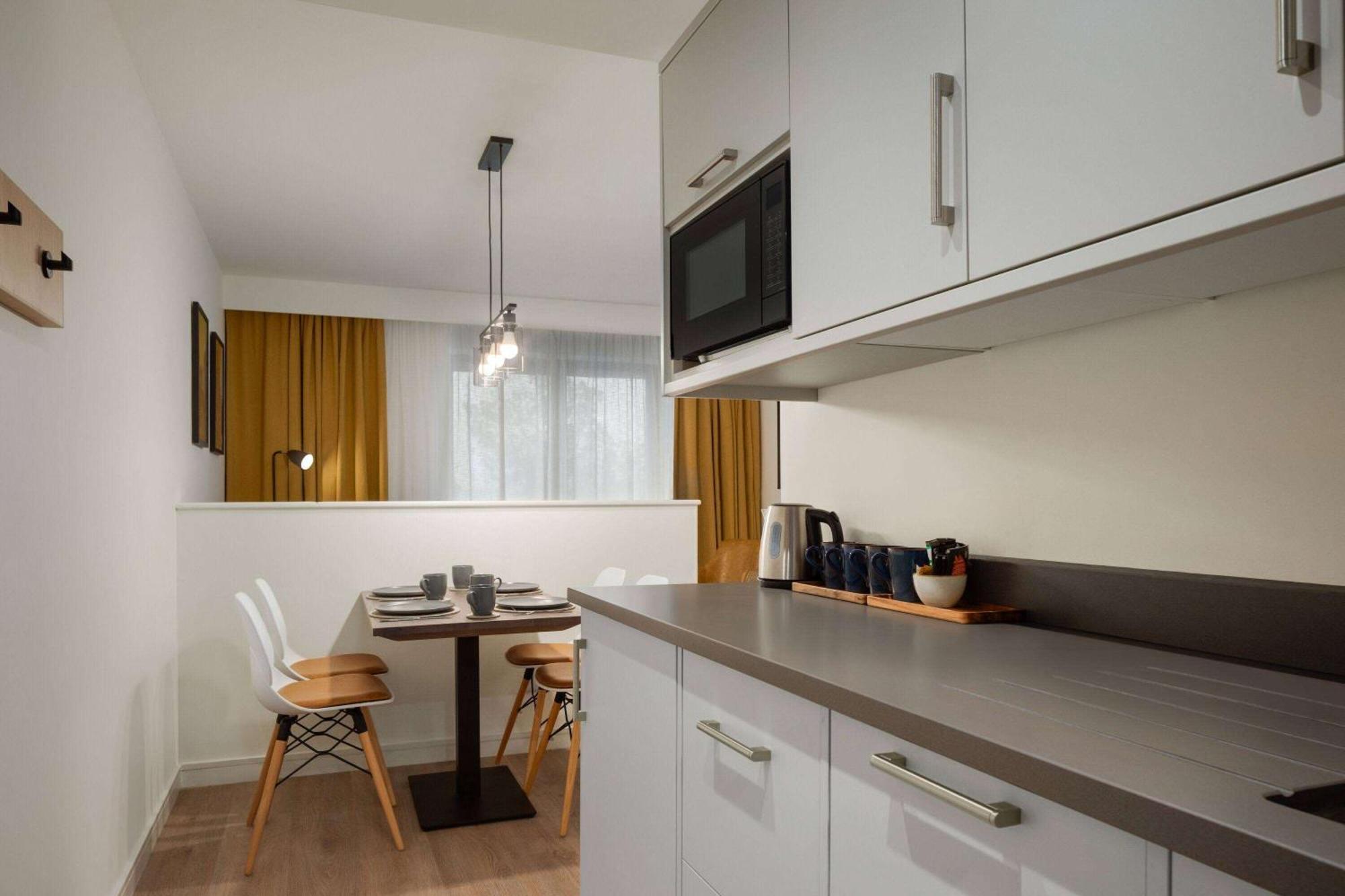 Super 8 By Wyndham Durham Hotel Екстериор снимка