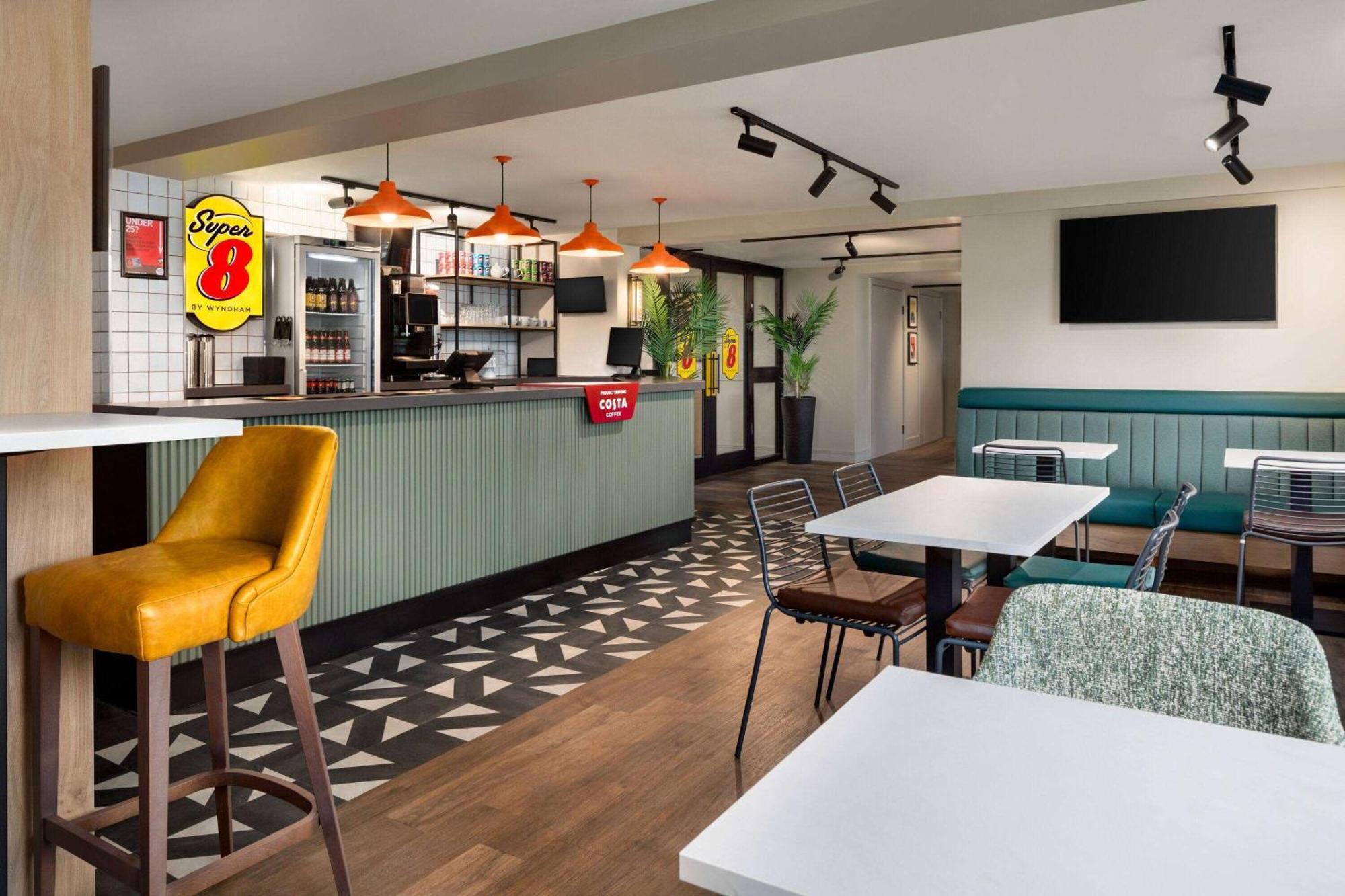 Super 8 By Wyndham Durham Hotel Екстериор снимка