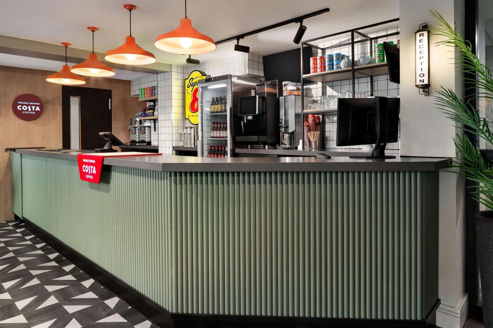 Super 8 By Wyndham Durham Hotel Екстериор снимка