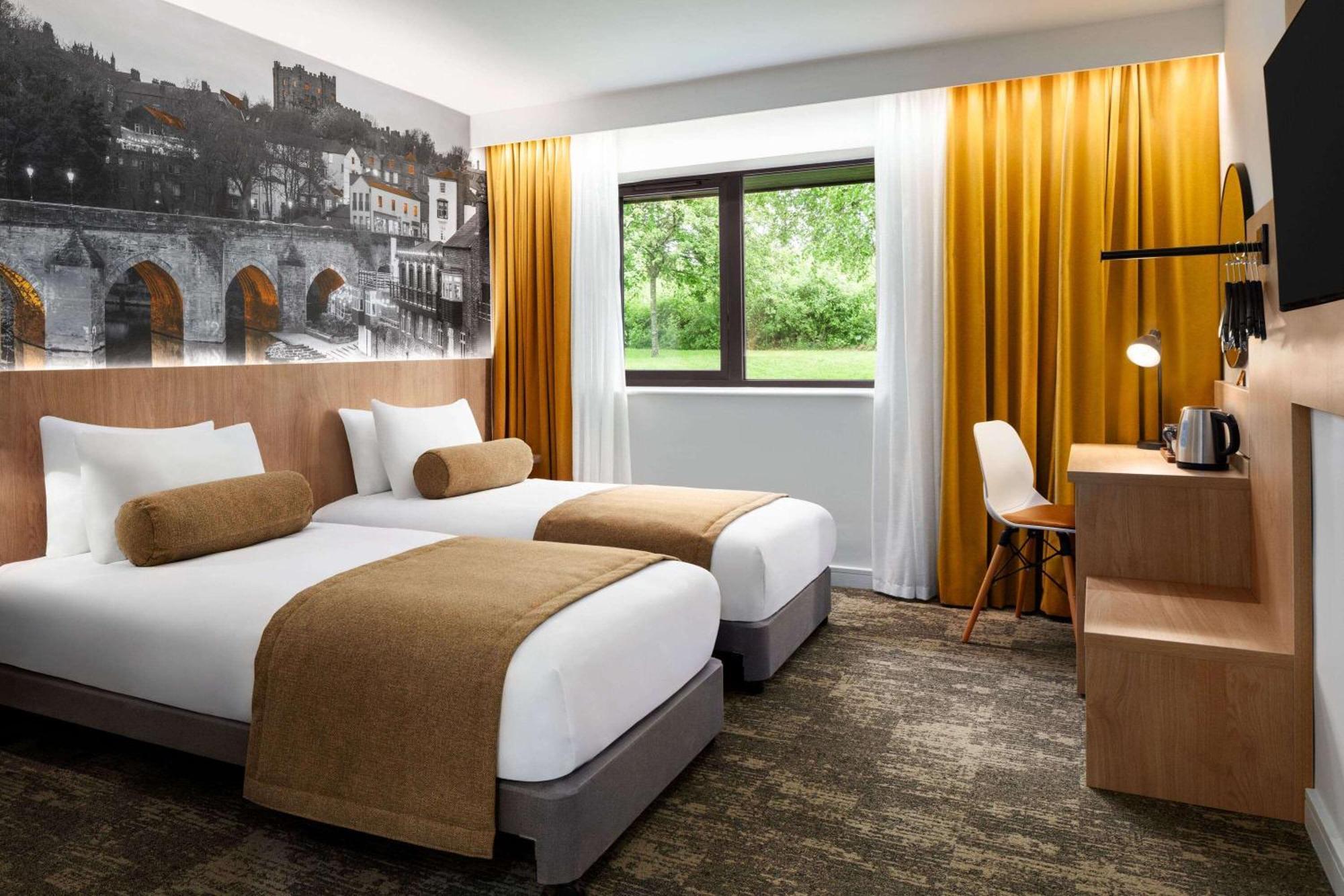 Super 8 By Wyndham Durham Hotel Екстериор снимка