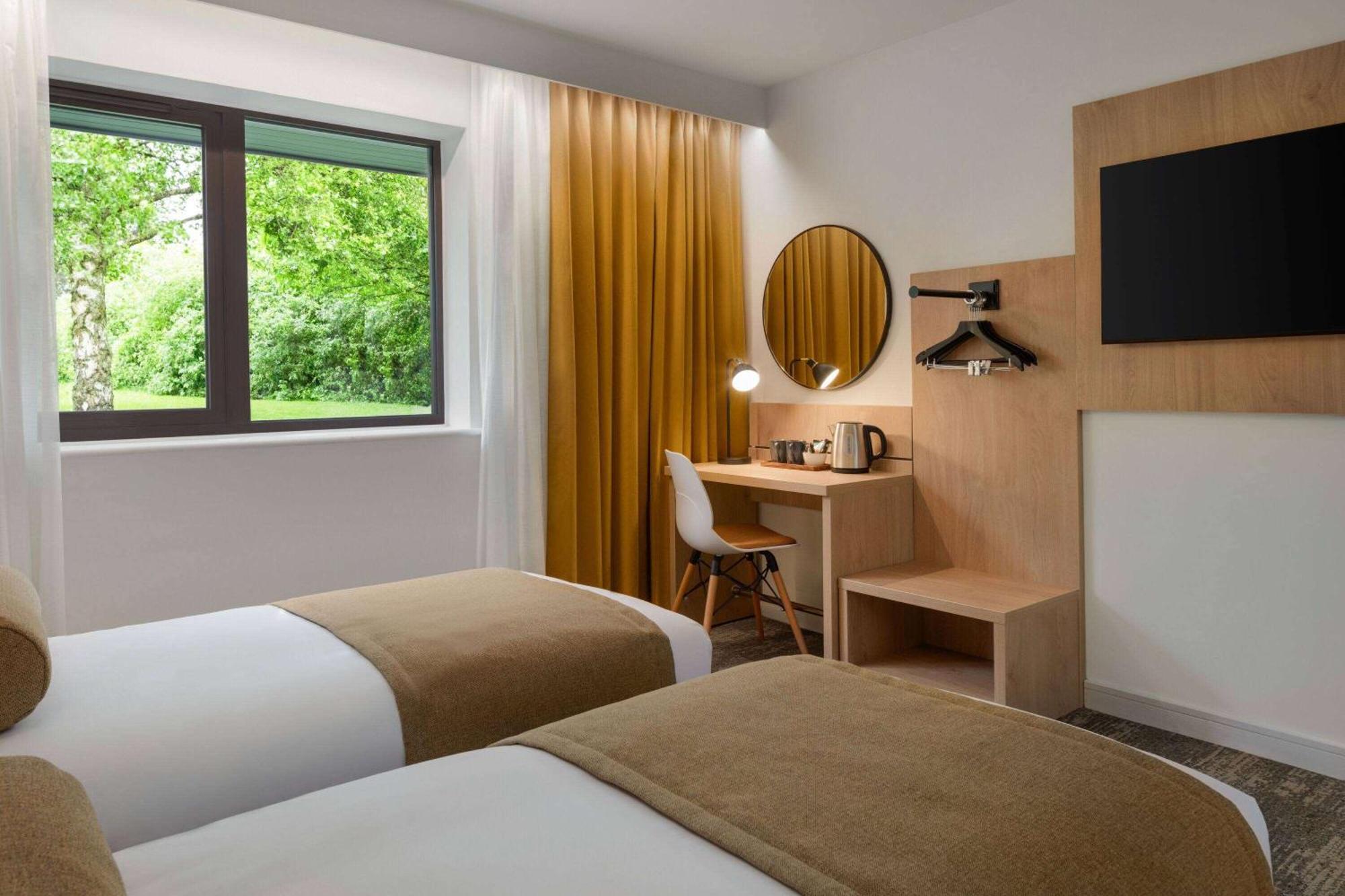 Super 8 By Wyndham Durham Hotel Екстериор снимка
